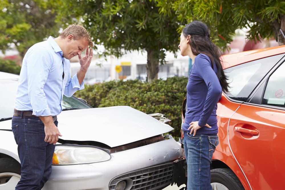 Confrontation between two drivers following a traffic accident. Tense situation unfolds on the road.